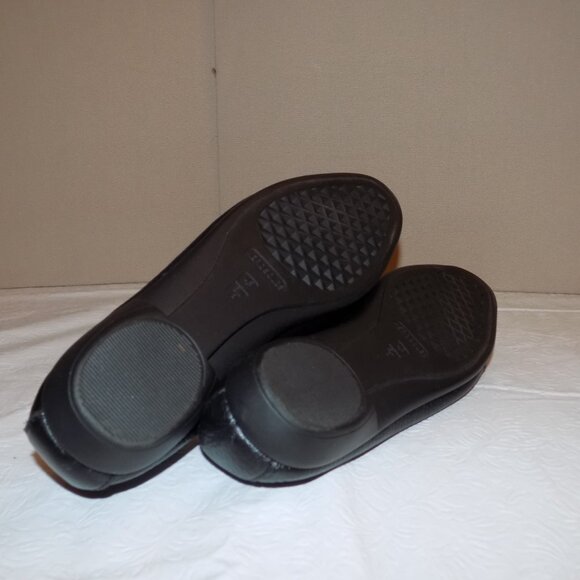 AEROSOLES 7 Black Flats Faux Leather Gold Knot Accent "Stitch & Turn" Big Bet - Picture 8 of 8